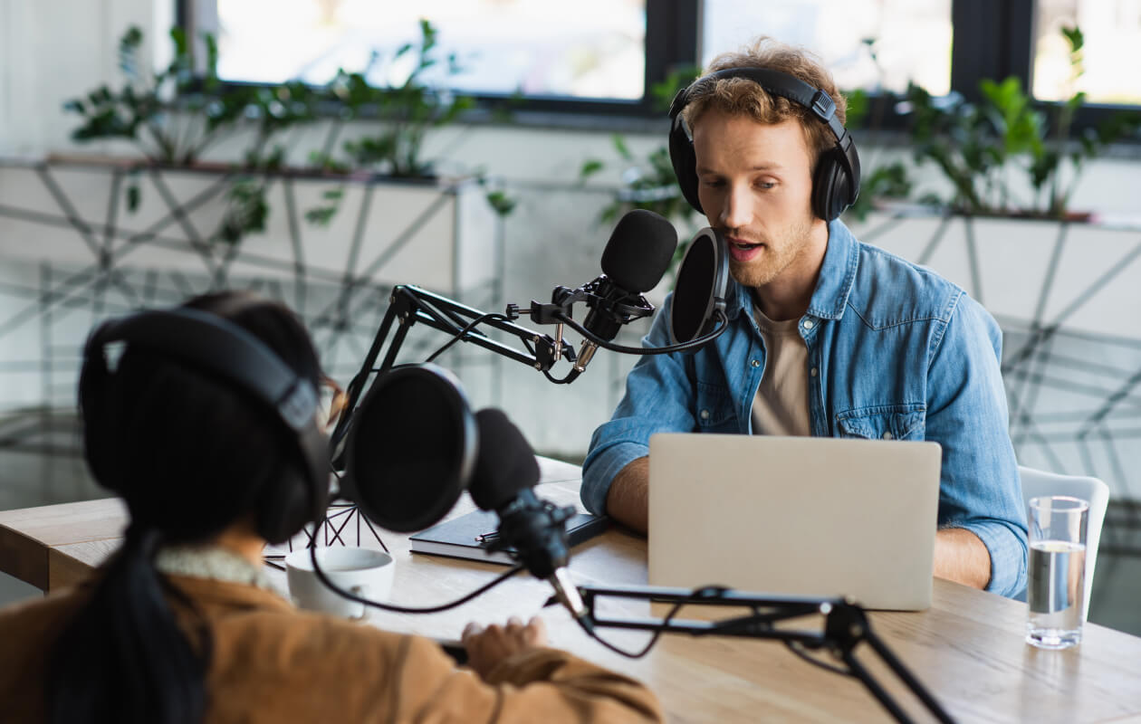 Cómo lanzar y monetizar un podcast, modelos de negocio y claves para